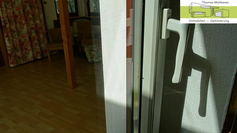 Nahaufnahme eines weißen Fensterrahmens, der viel Tageslicht hereinlässt.