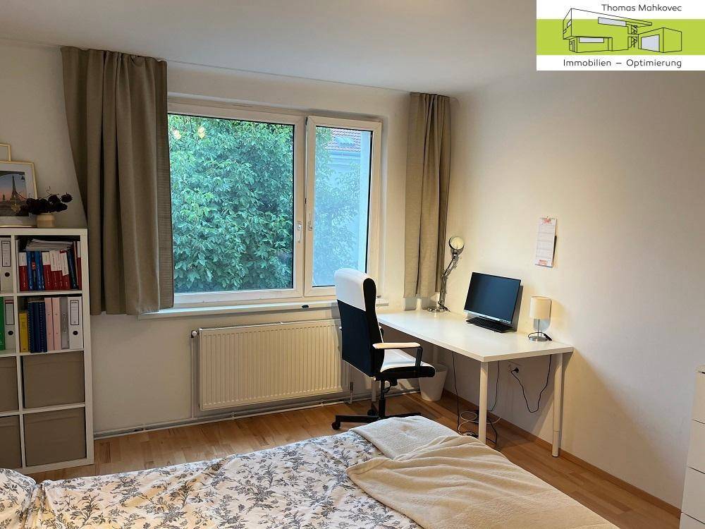 2. Zimmer 18 m² Arbeitsplatz