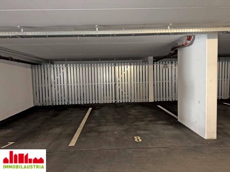 Tiefgaragenstellplatz mit nummerierter Markierung und Metallabtrennungen.