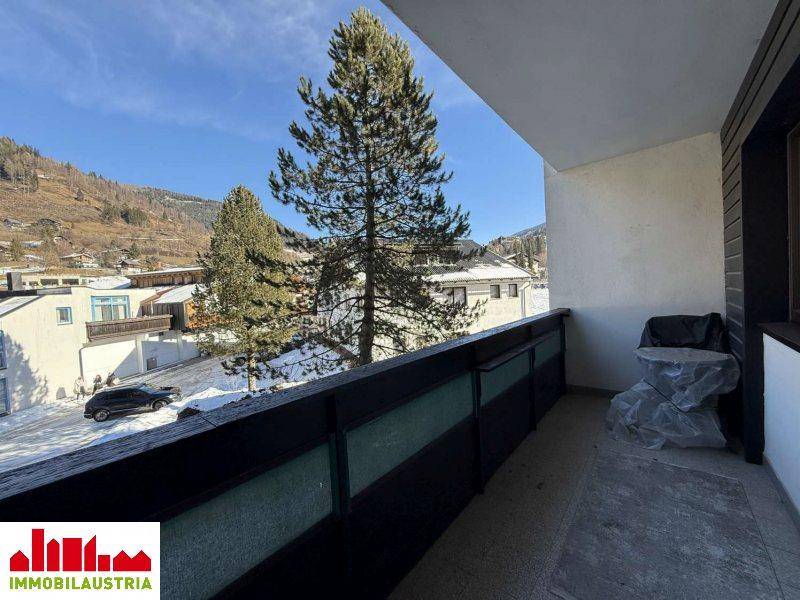Balkon mit Bergblick und verschneiter Landschaft, ideal für entspannte Stunden im Freien.