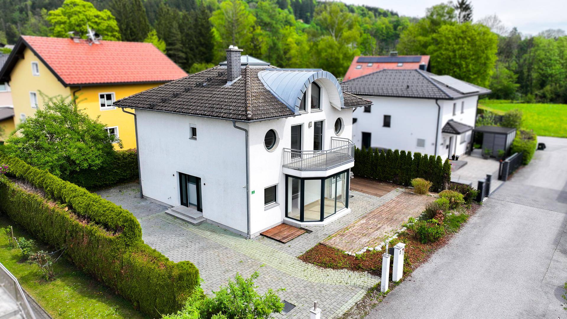 Freistehendes Einfamilienhaus mit moderner Architektur und gepflegter Außenanlage.