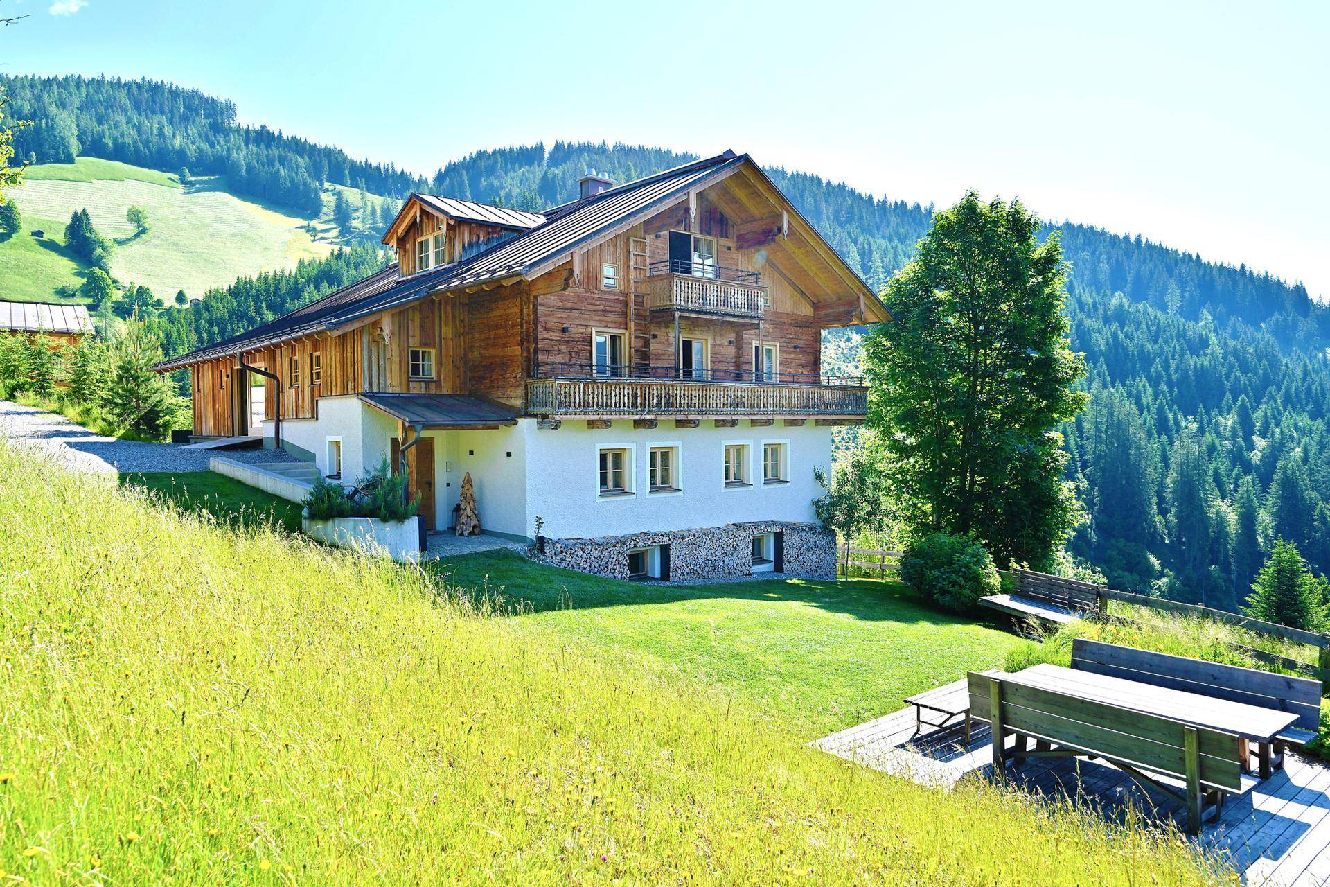 Idyllisches Chalet in den Bergen mit weitläufigem Garten und sonniger Terrasse für entspannte Stunden.