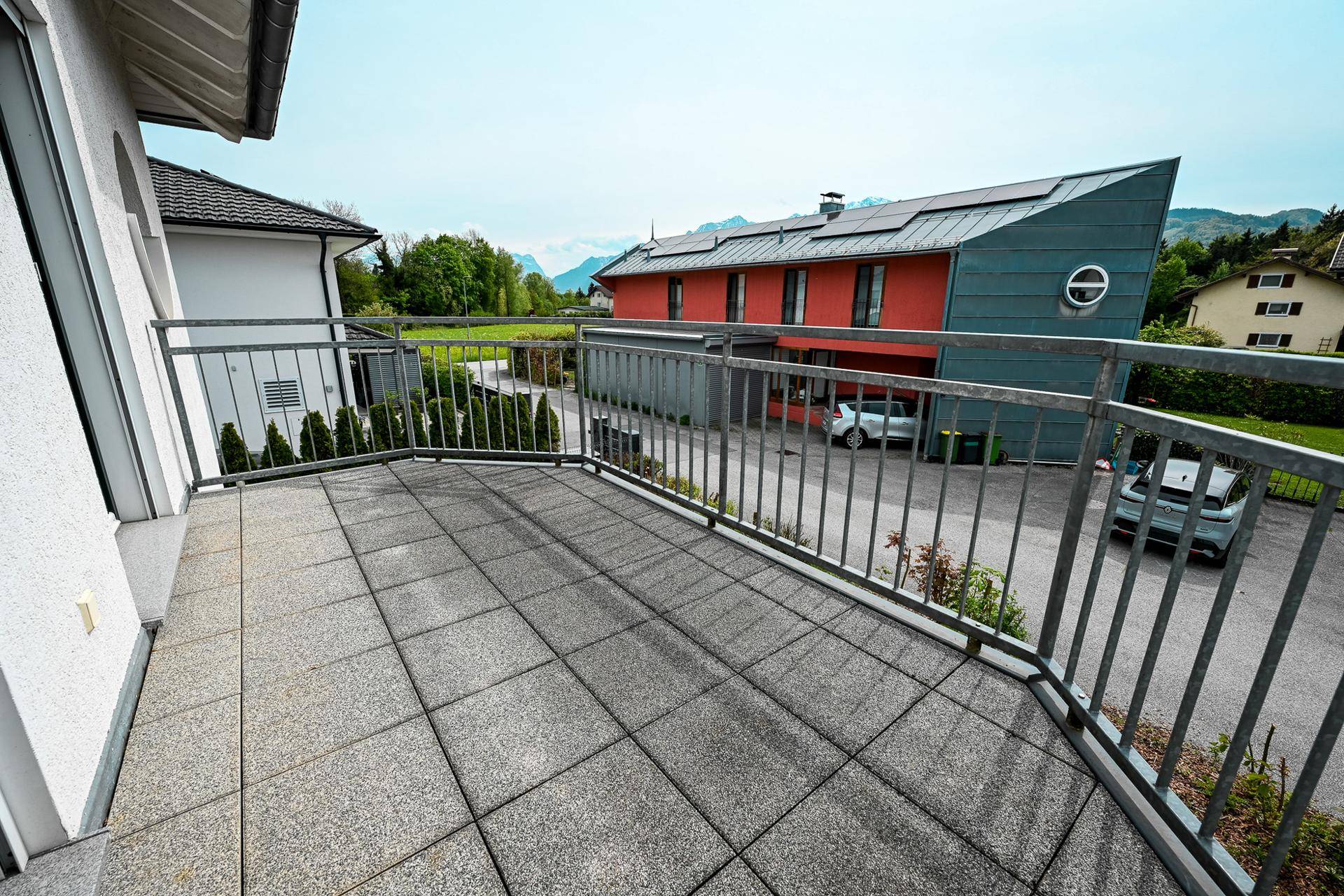 Geräumiger Balkon mit Fliesenboden und Blick auf die umliegende Landschaft.