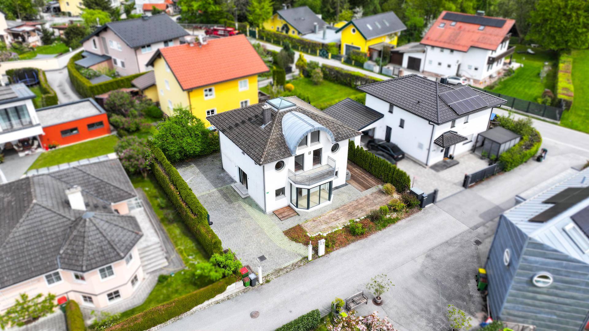 Luftaufnahme des Hauses in einer ruhigen Wohngegend mit viel Grün.