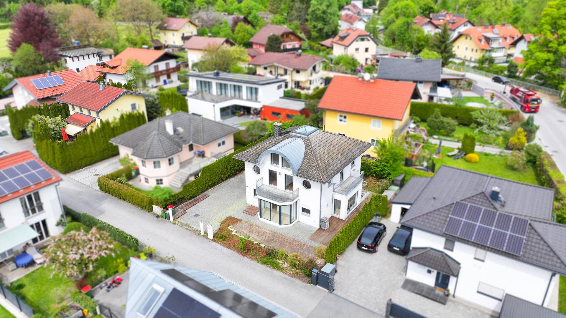 Weitläufige Luftaufnahme des Hauses und der umliegenden Wohnsiedlung.