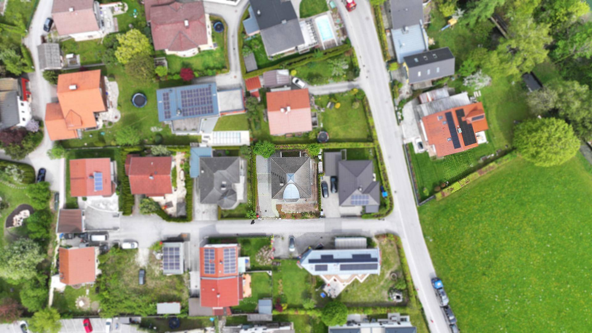 Vogelperspektive des Hauses und der Nachbarschaft mit angrenzenden Feldern.