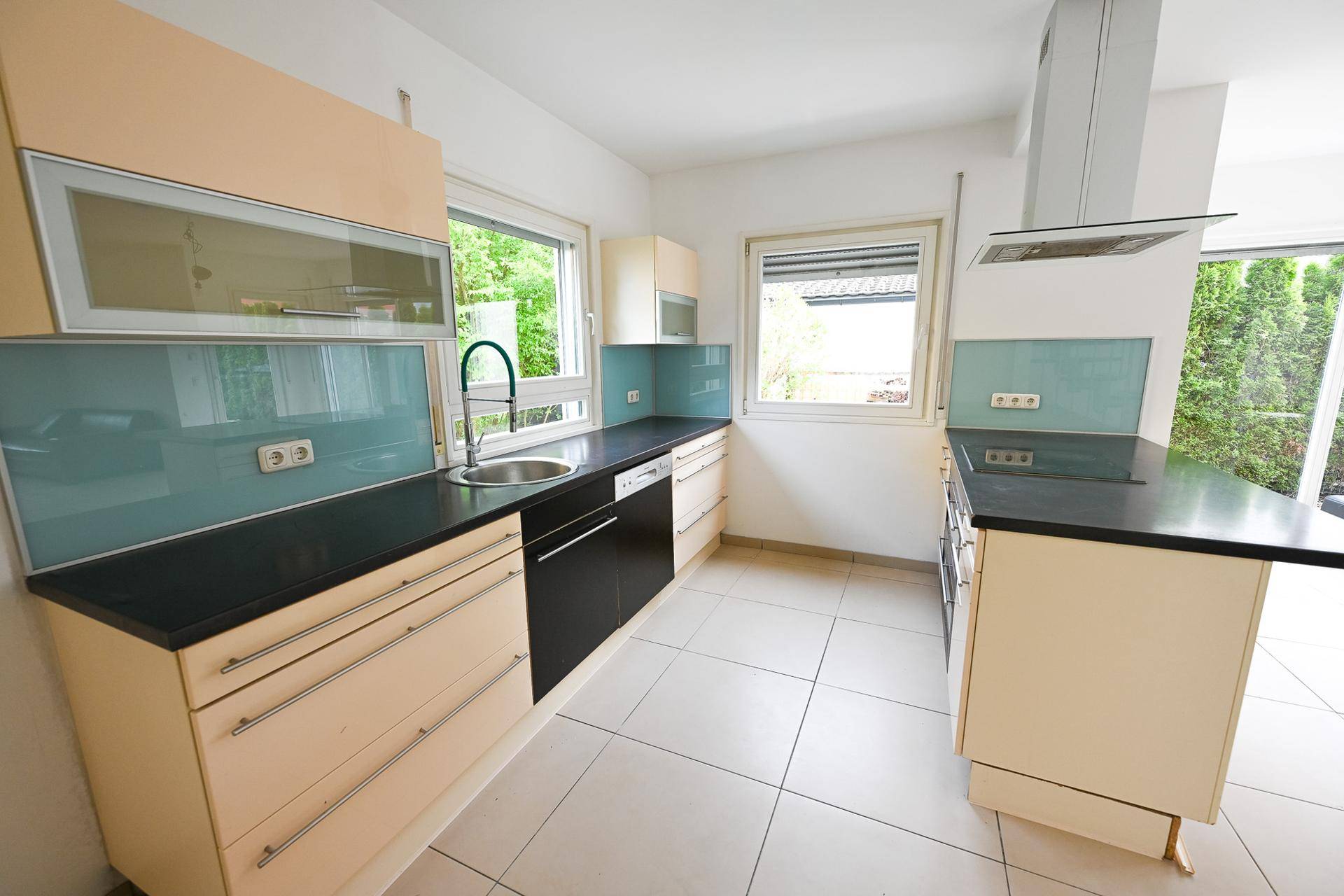 Funktionale Küche mit Spülbecken unter dem Fenster und praktischer Arbeitsfläche.