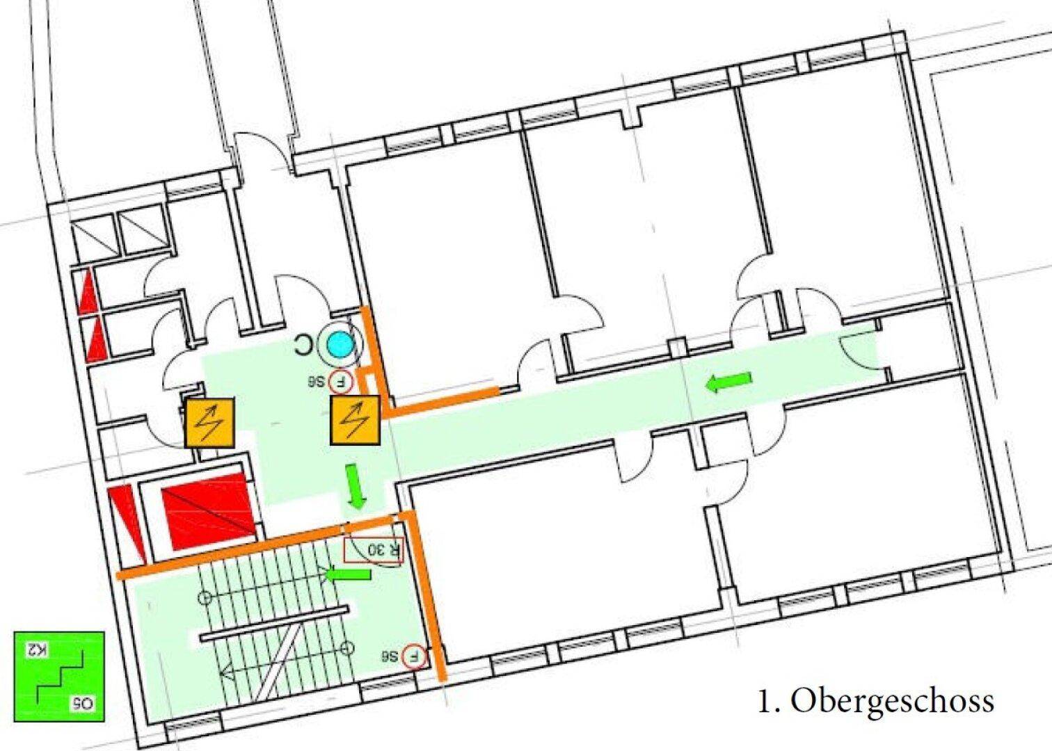 Grundriss des ersten Obergeschosses mit mehreren Räumen, Treppenhaus und Aufzug.