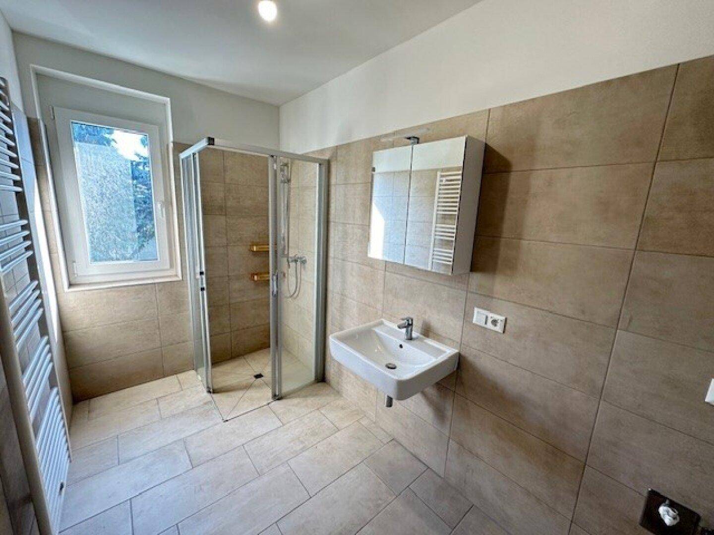 Badezimmer samt Dusche