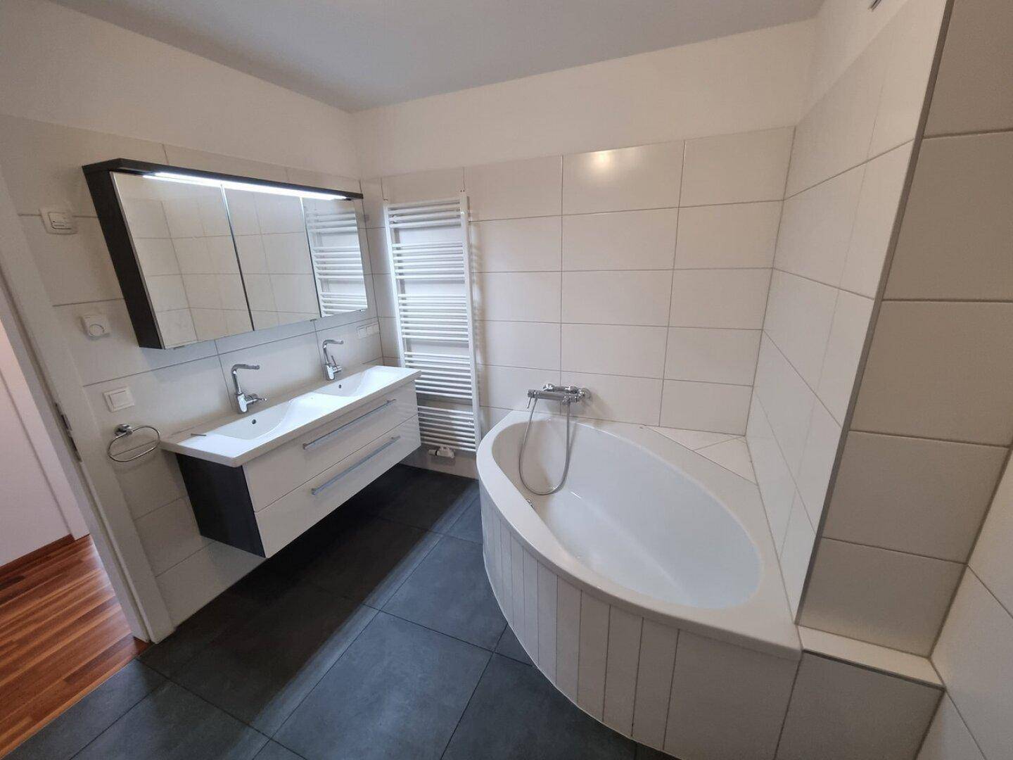 Badezimmer samt Badewanne