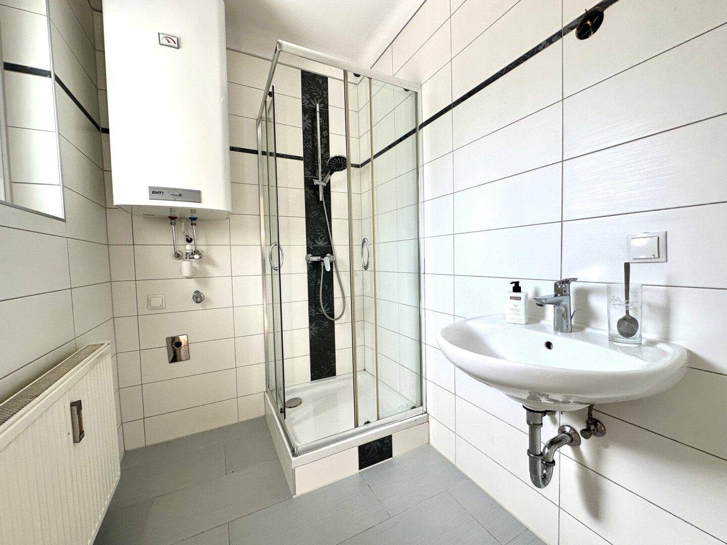 Badezimmer samt Fenster