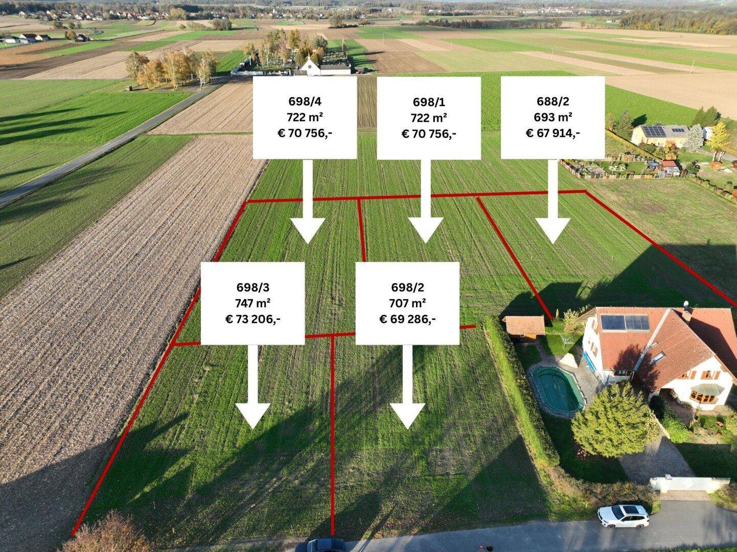 Luftaufnahme eines Grundstücks mit eingezeichneten Parzellen, Flächenangaben und Preisen.