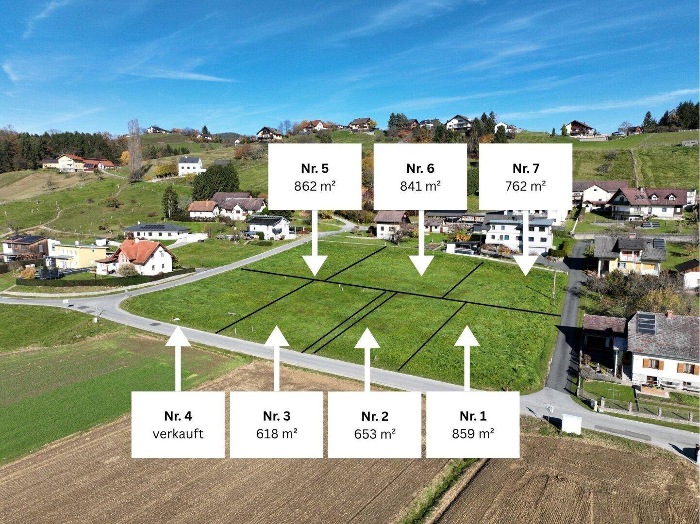 Luftaufnahme des Baugrundstücks mit eingezeichneten Parzellen, Größenangaben und Hinweispfeilen.