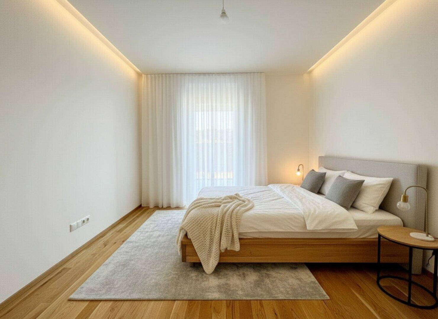 Modernes Schlafzimmer mit Holzboden, indirekter Beleuchtung und großem Fenster.