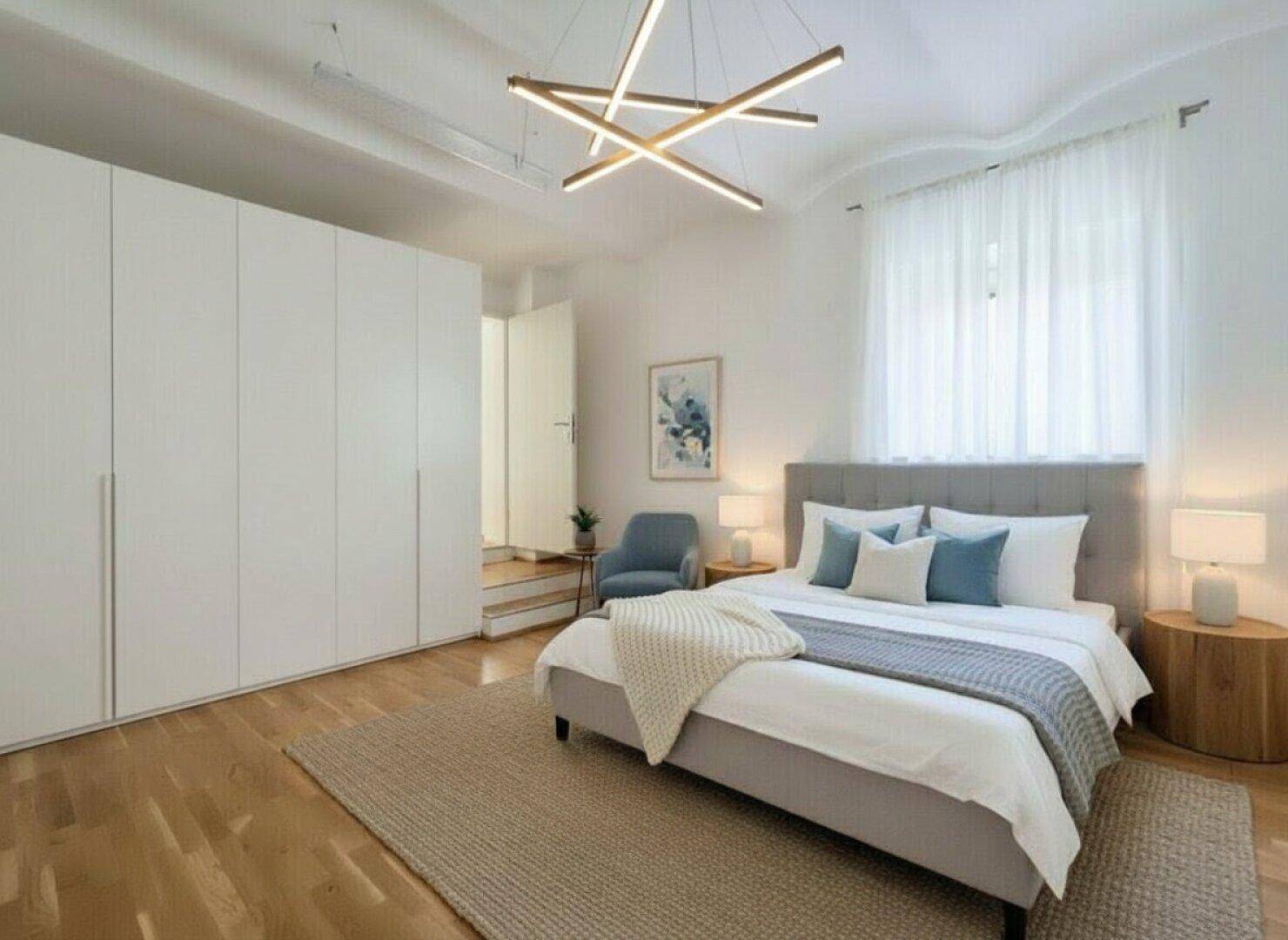 Gemütliches Schlafzimmer mit großem Bett, modernen Einbauschränken und stilvoller Deckenbeleuchtung.
