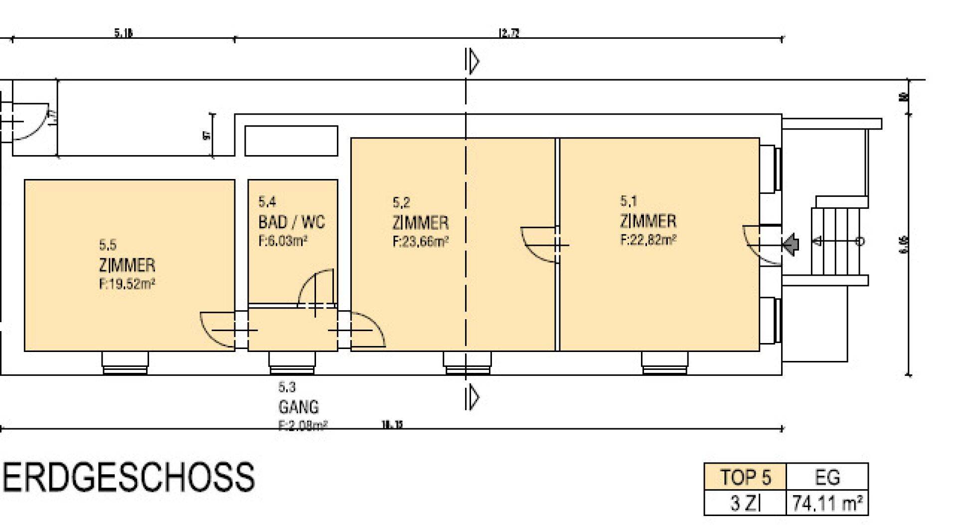 Grundriss des Erdgeschosses mit drei Zimmern und einem Badezimmer auf 74,11 m².