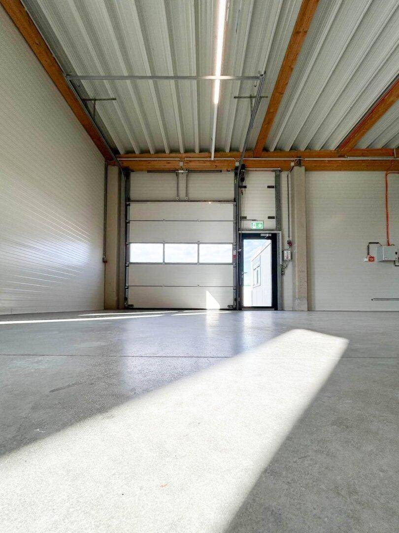 REPRÄSENTATIVE GEWERBEFLÄCHE I MODERN I LICHTDURCHFLUTET I 250,44 m² IN GRALLA - Mehr