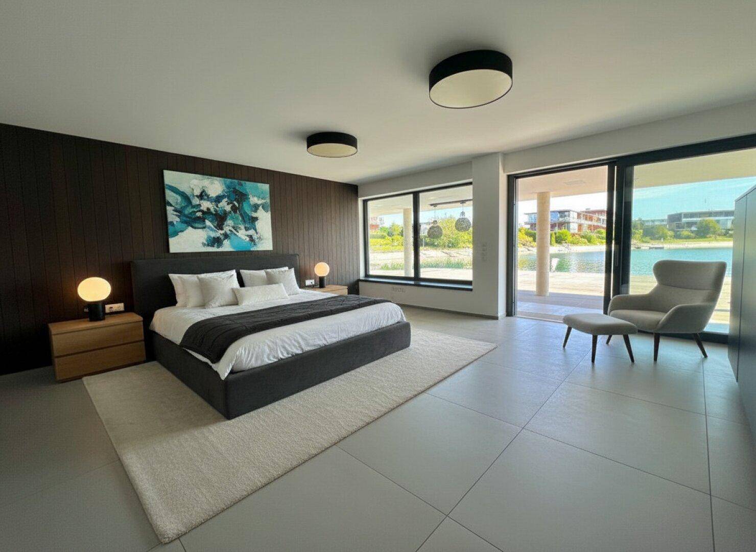 Modernes Schlafzimmer mit Seeblick, Zugang zur Terrasse und stilvoller Einrichtung.