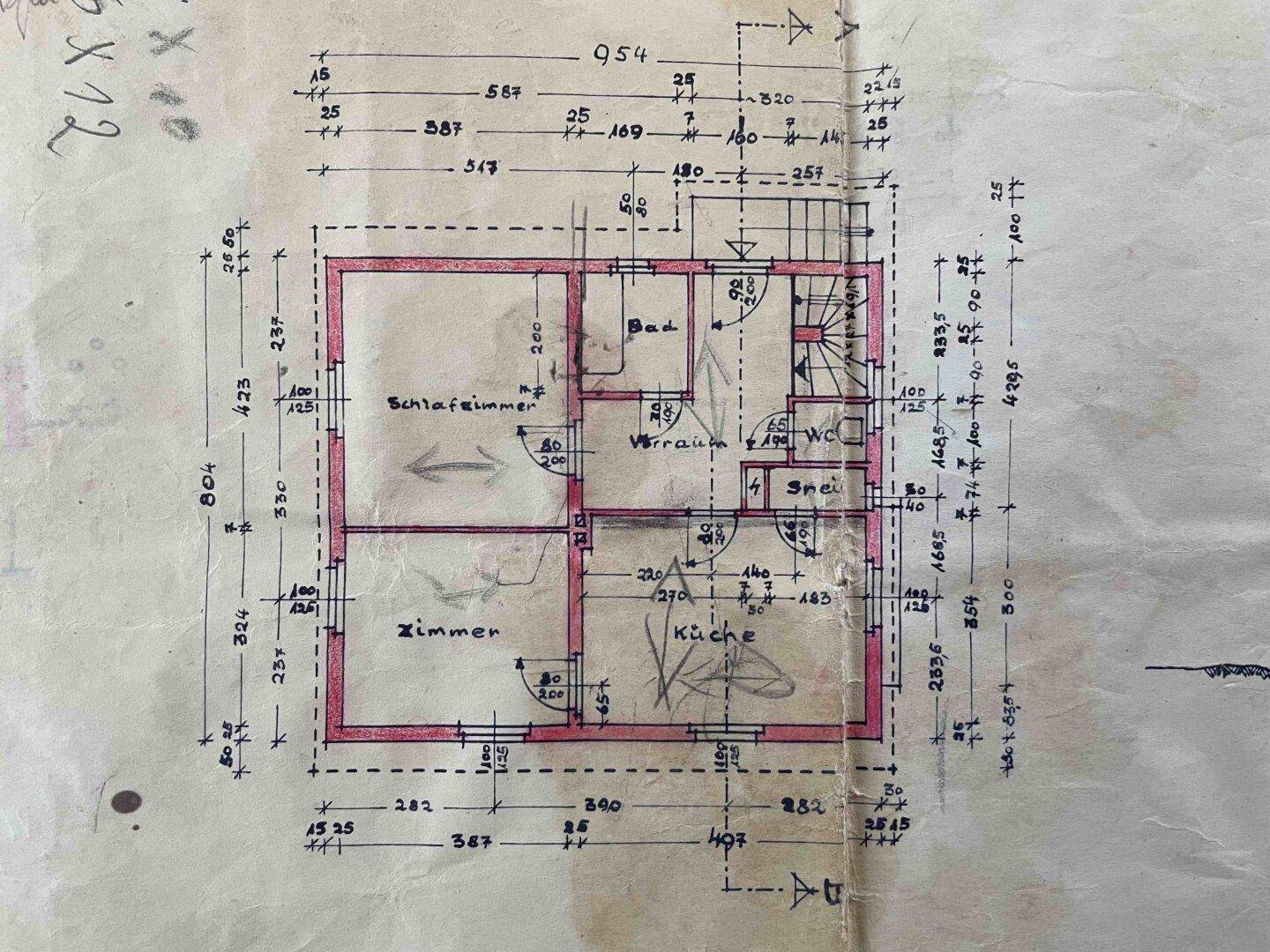 Grundriss des Erdgeschosses mit Küche, Schlafzimmer, Bad und WC.