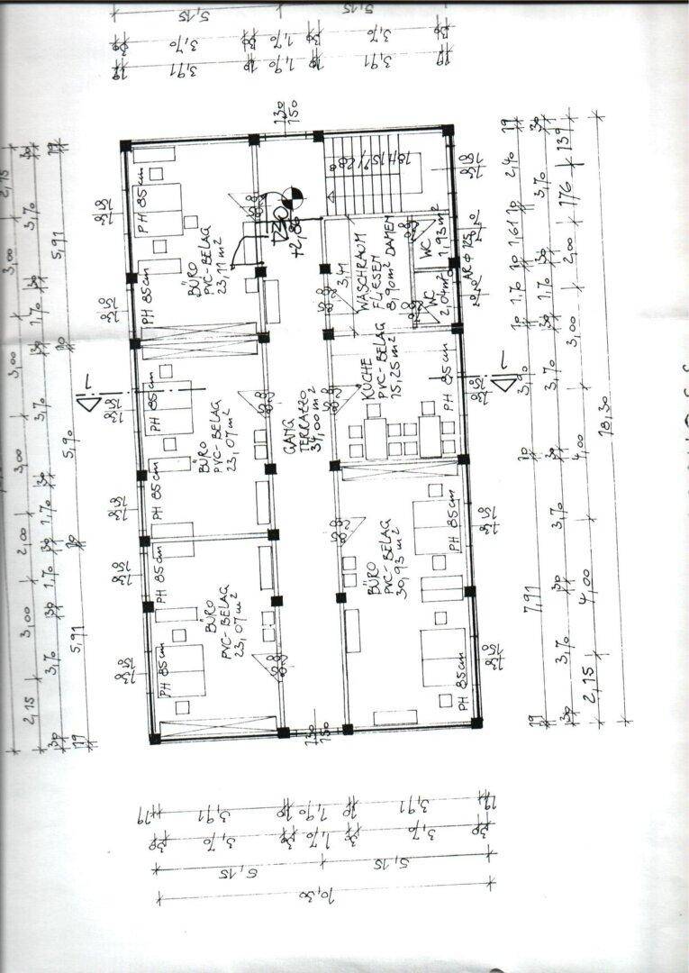Handgezeichneter Grundriss mit Raumaufteilung für Büros, Küche, Waschraum und Toiletten.