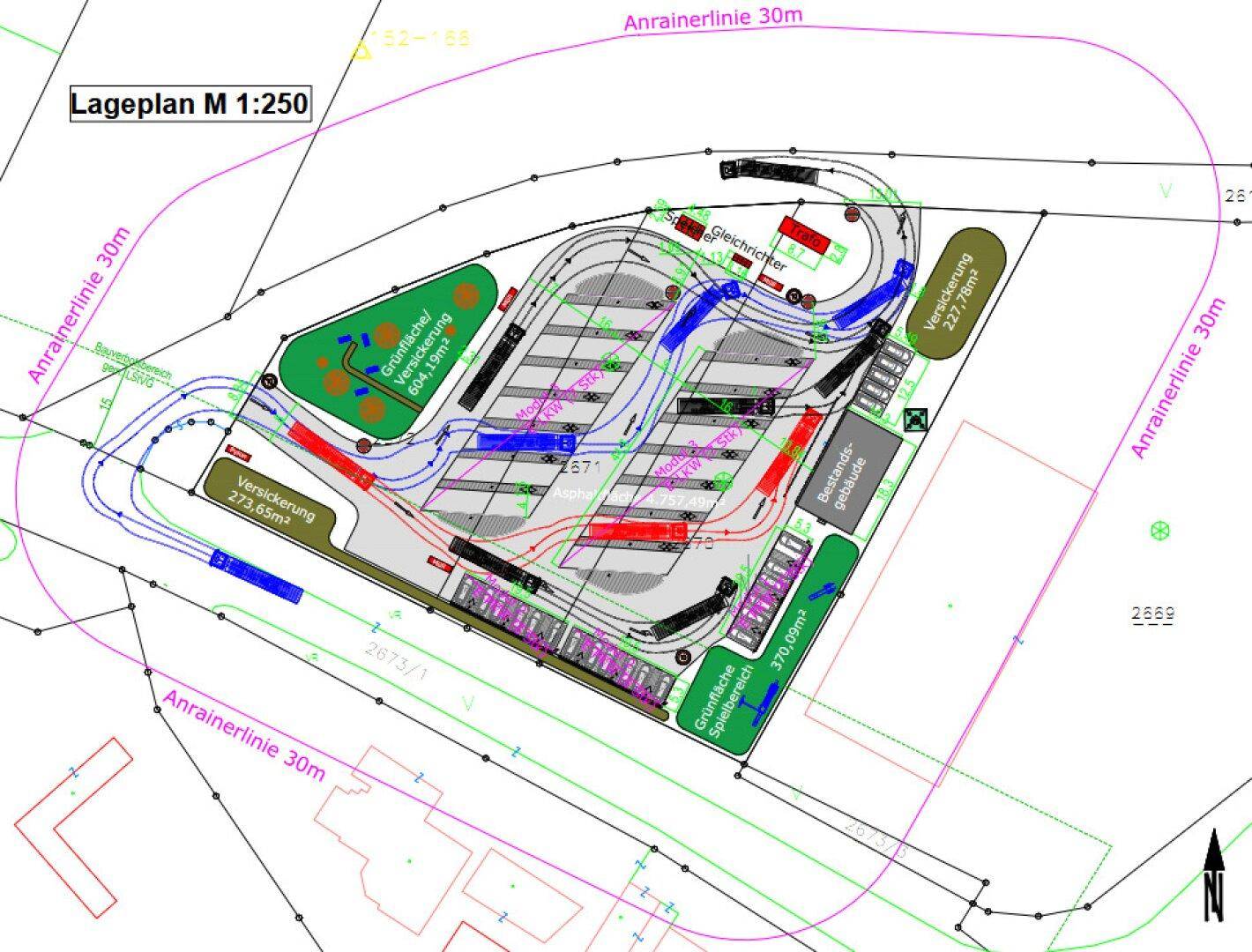 Lageplan im Maßstab 1:250 zeigt die Grundstücksaufteilung mit Parkplätzen, Grünflächen und Gebäudegrundriss.