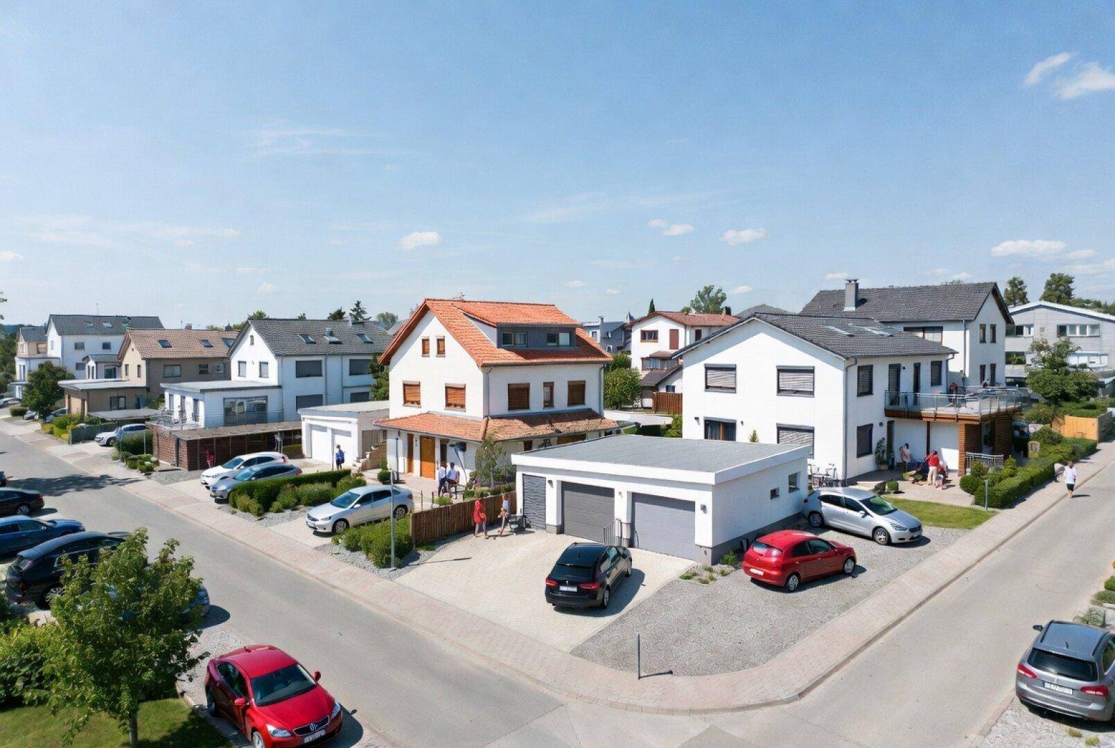 Eine ruhige Wohnstraße mit modernen Einfamilienhäusern, Garagen und gepflegten Vorgärten.