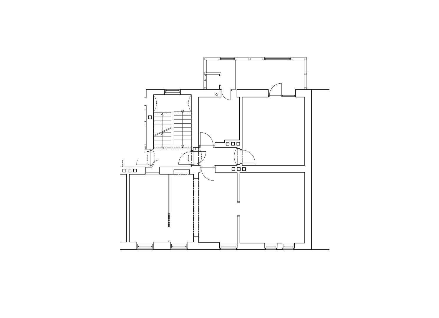 Grundriss des Gebäudes mit Treppenhaus und mehreren Räumen, inklusive Balkon und großen Fenstern.