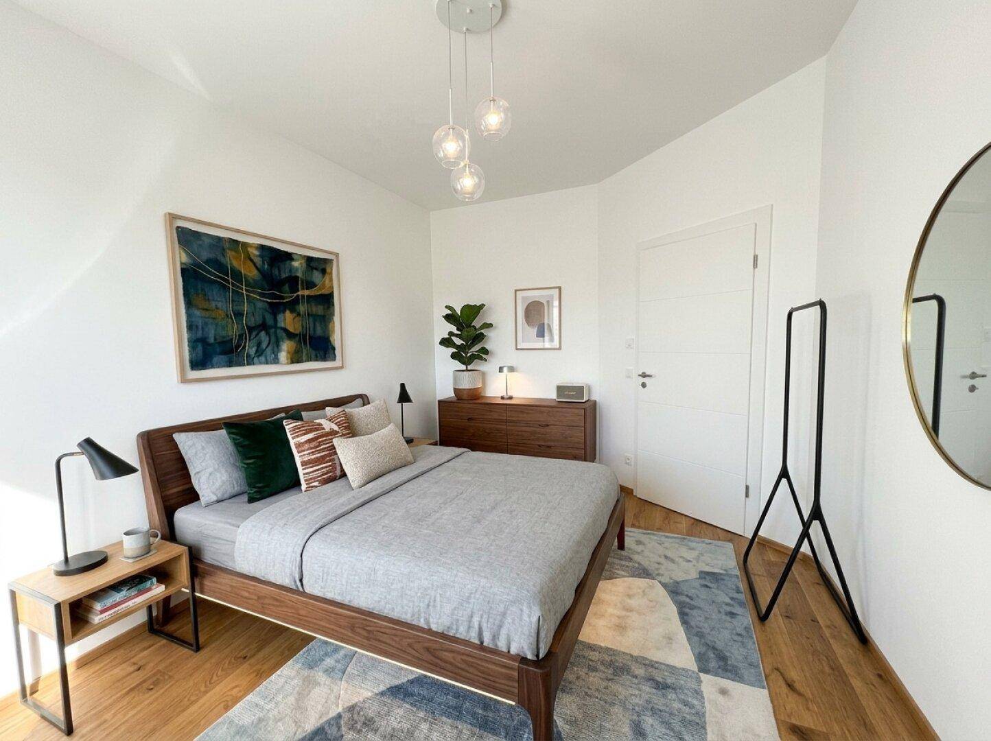 Stilvolles Schlafzimmer mit Holzboden, modernem Kunstwerk und indirekter Beleuchtung.
