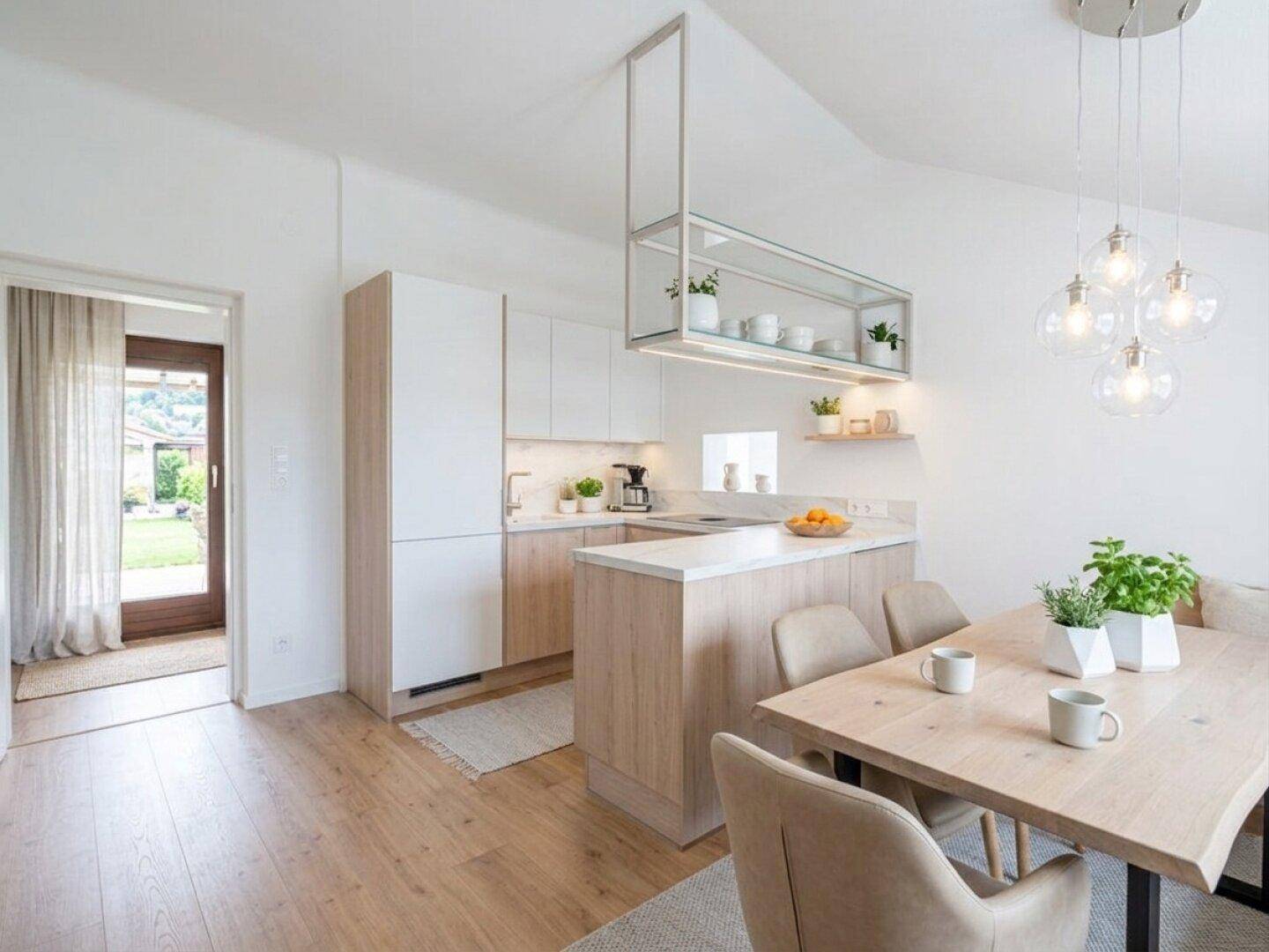 Moderne Küche mit Essbereich, Holzelementen, weißen Fronten und Zugang zum Garten.