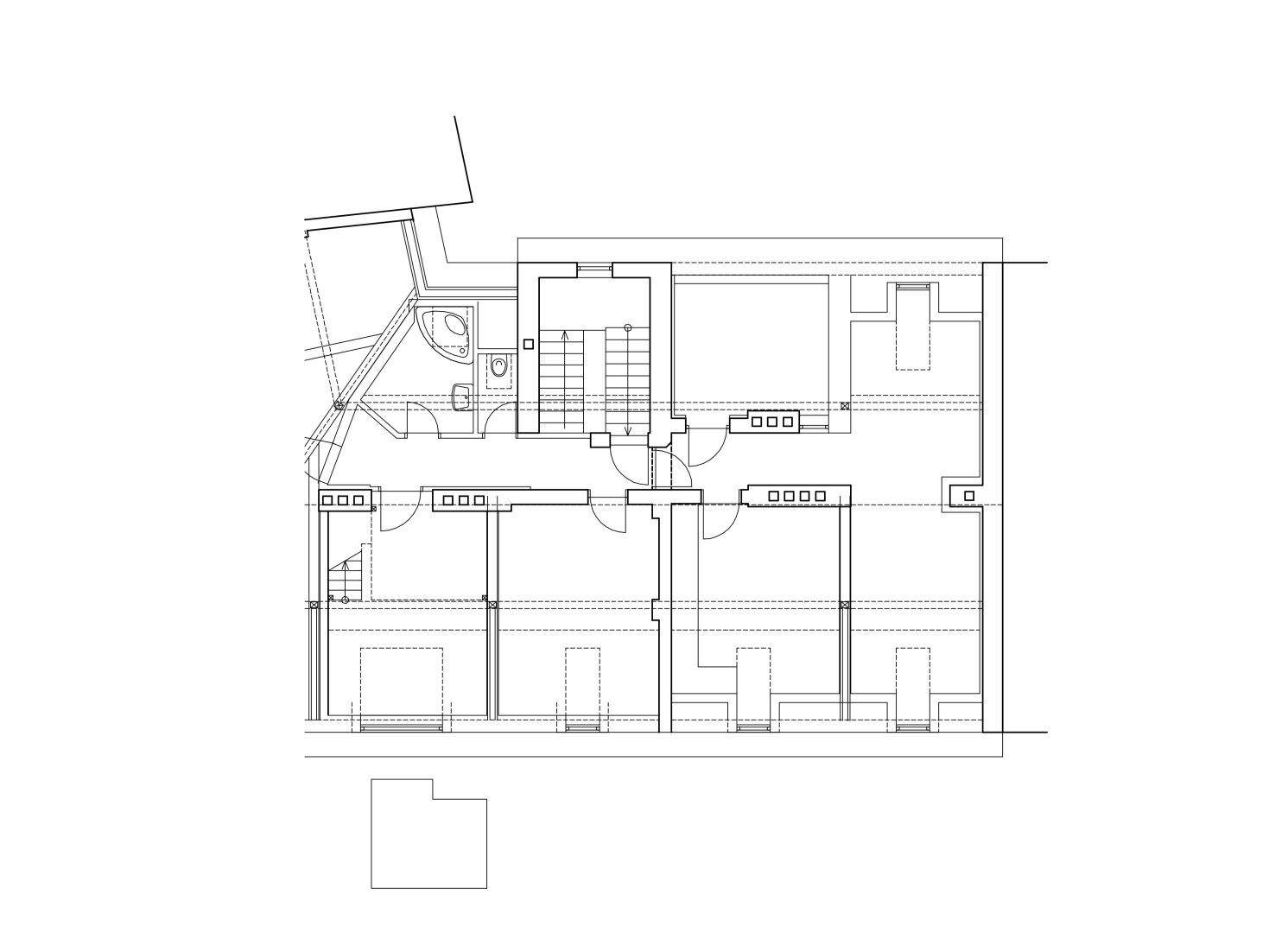 Grundriss des Dachgeschosses mit mehreren Zimmern und einem Badezimmer.