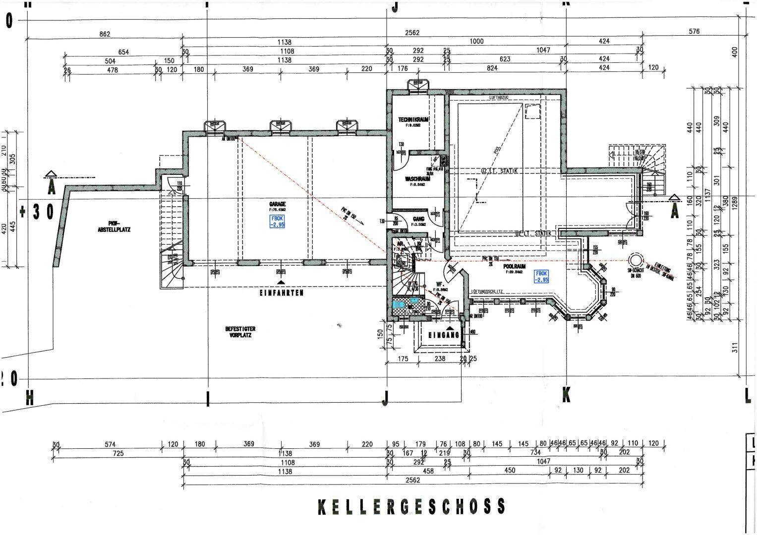 Grundriss des Kellergeschosses mit Garage, Technikraum und Poolbereich.