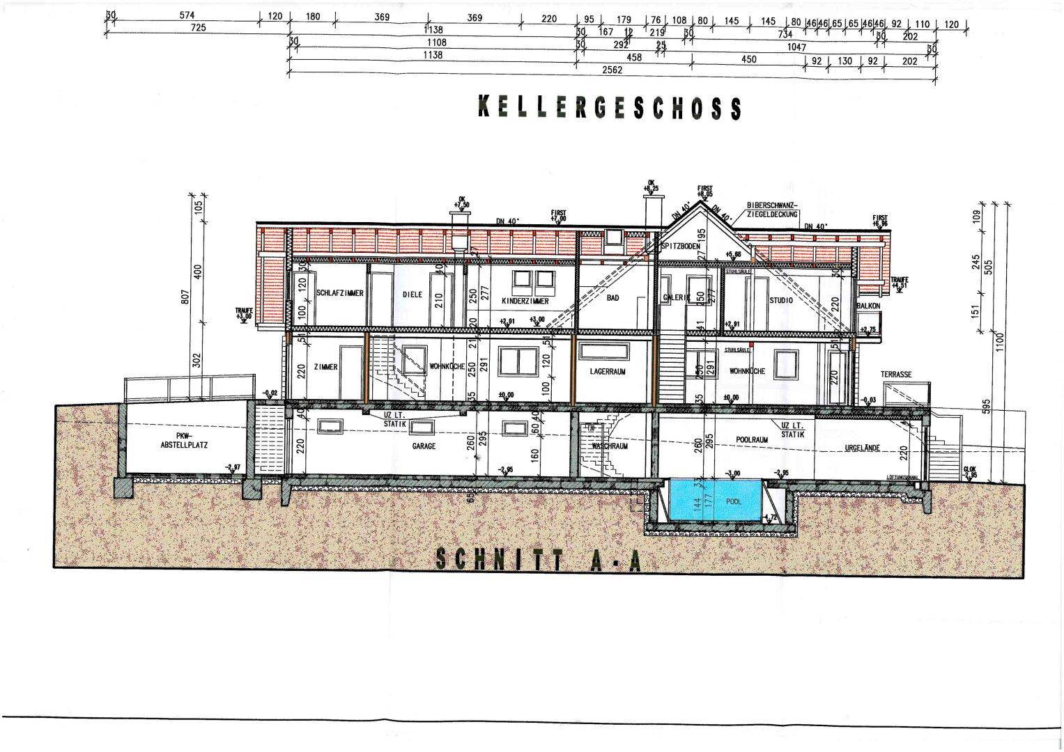 Schnittansicht des Gebäudes mit Keller, Erdgeschoss, Obergeschossen und sichtbarem Pool.