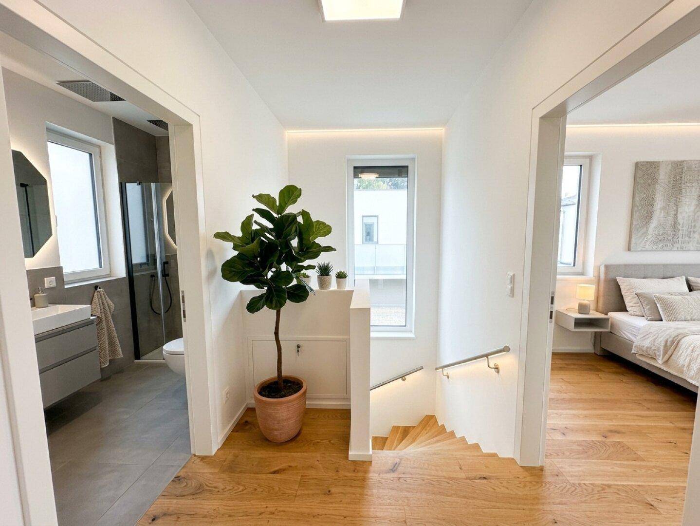 Lichtdurchfluteter Flur mit Zugang zu Bad und Schlafzimmer, modern gestaltet.