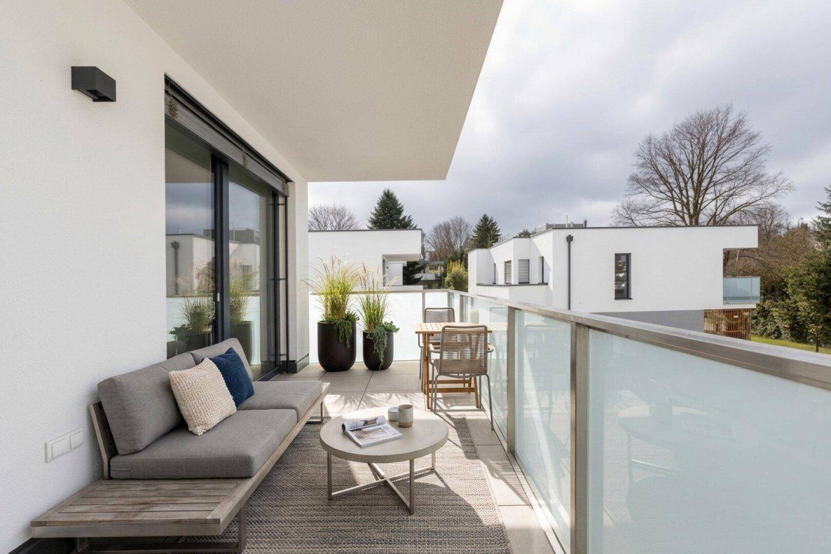 Gemütlicher Balkon mit Sitzgelegenheiten und Blick auf die Umgebung.