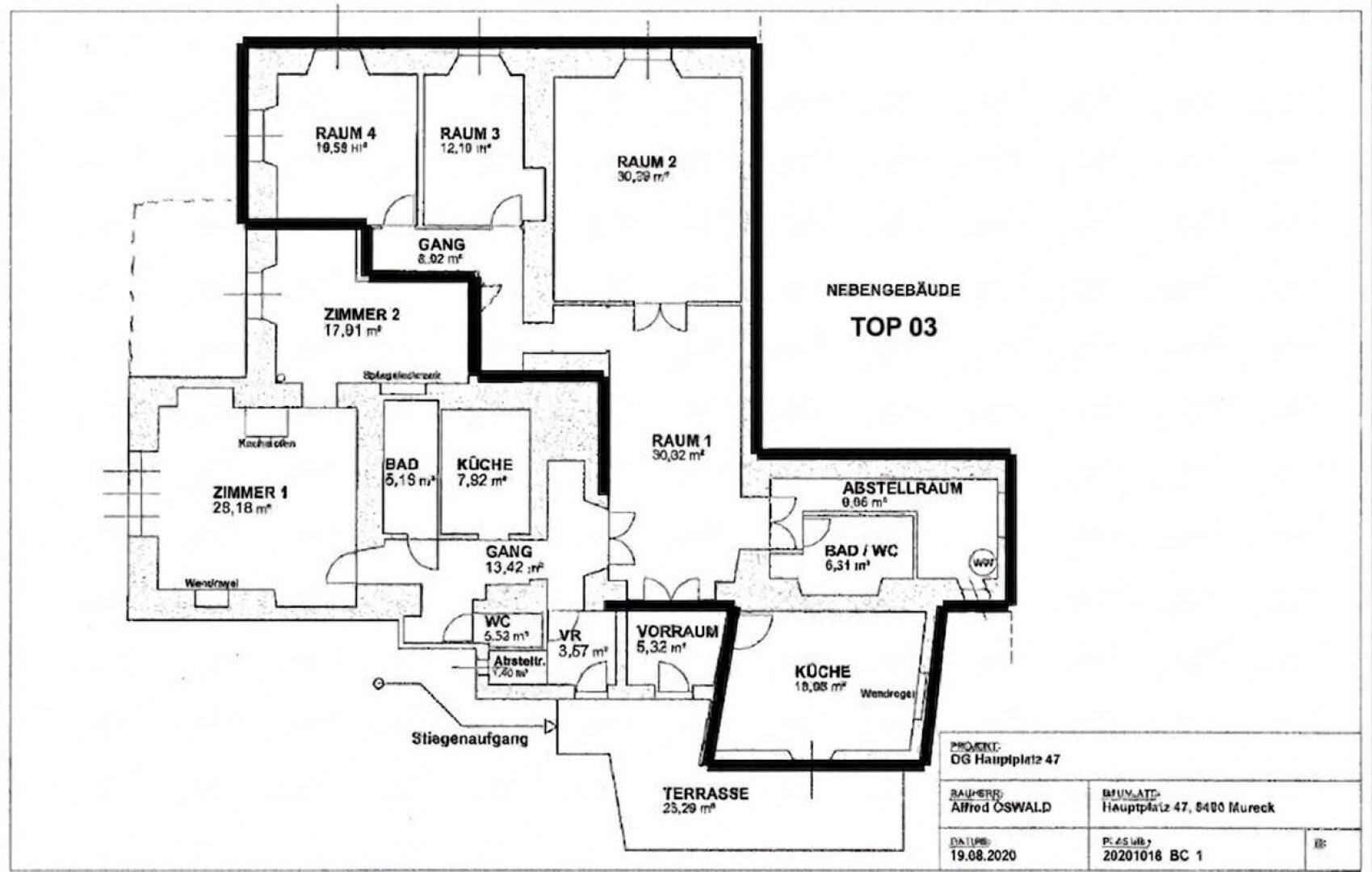 Detaillierter Grundriss einer Wohnung mit mehreren Zimmern, zwei Küchen, Bädern, separatem WC und einer großen Terrasse.