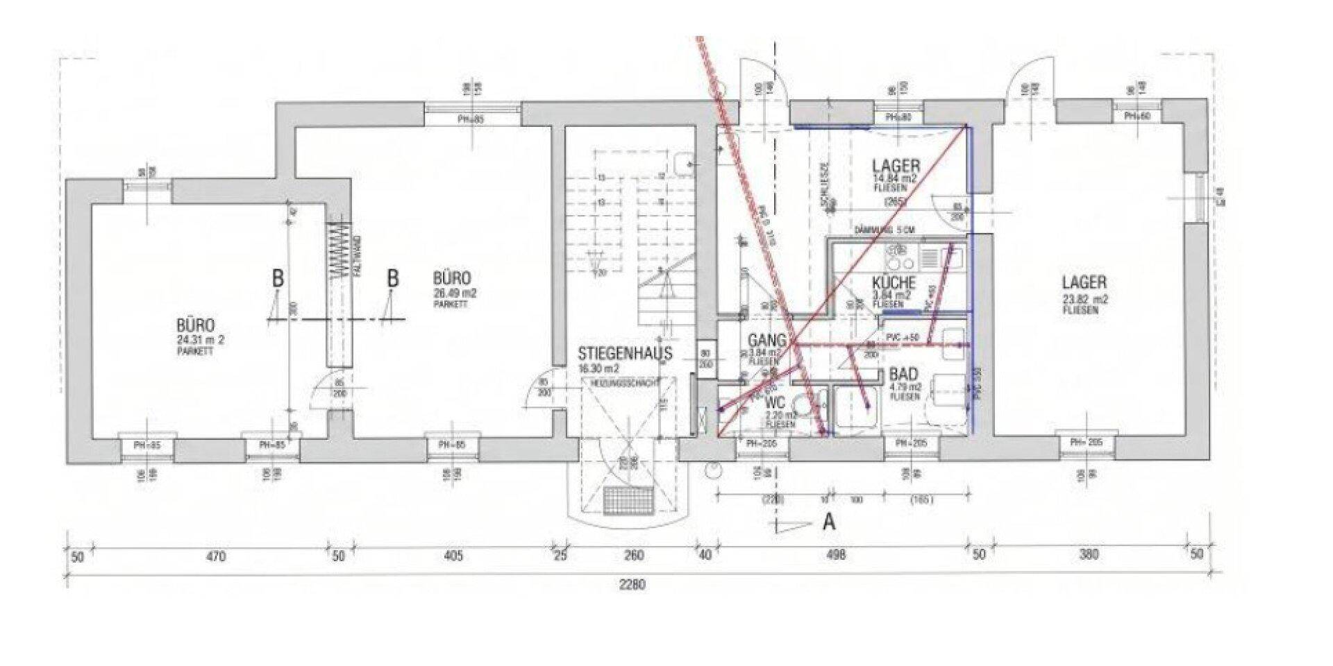 Grundrissplan mit Büros, Lagerflächen, Treppenhaus, Küche, Bad und WC.