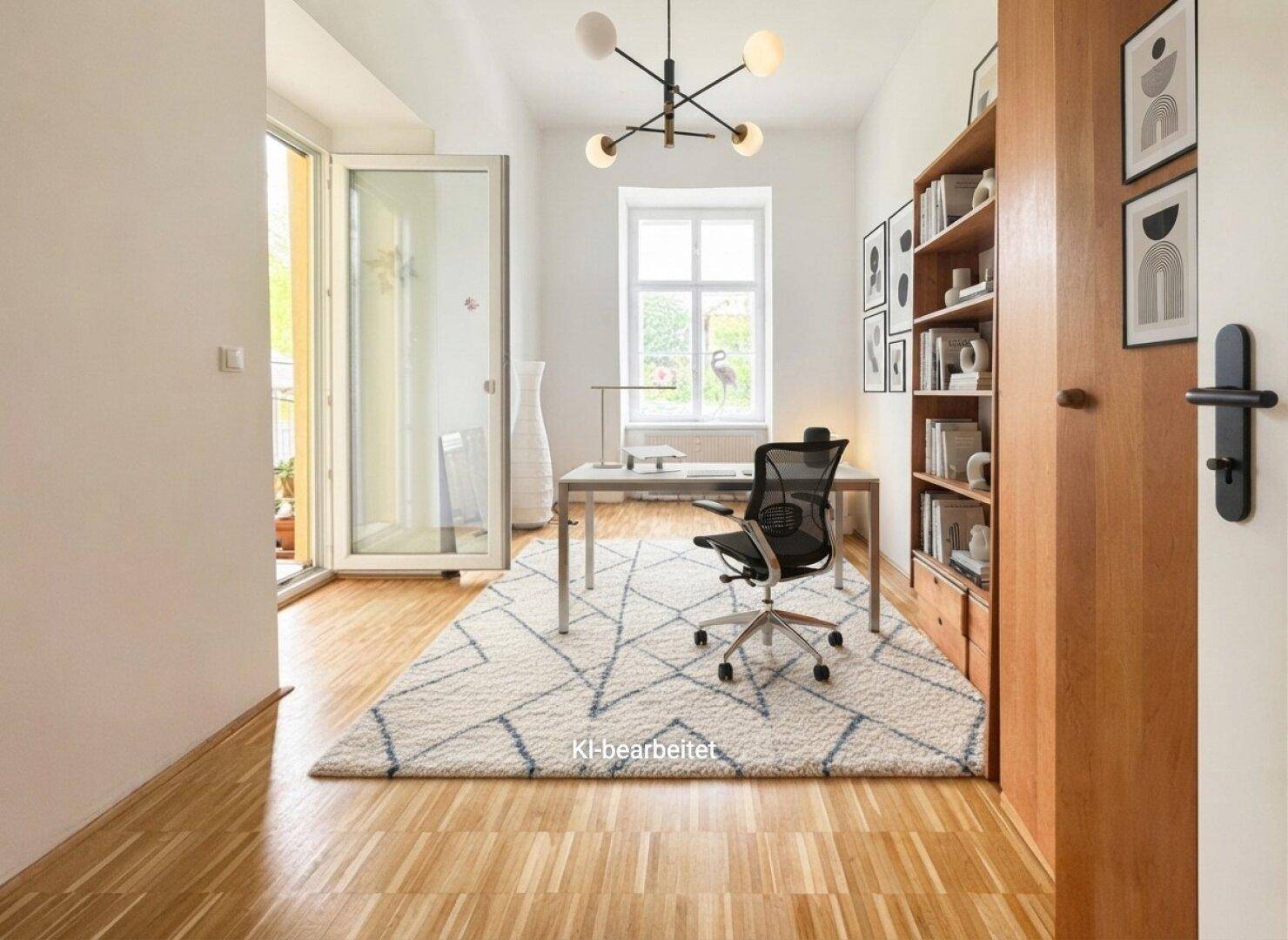 Helles Arbeitszimmer mit Schreibtisch, Bücherregal und Zugang zu einem Balkon.