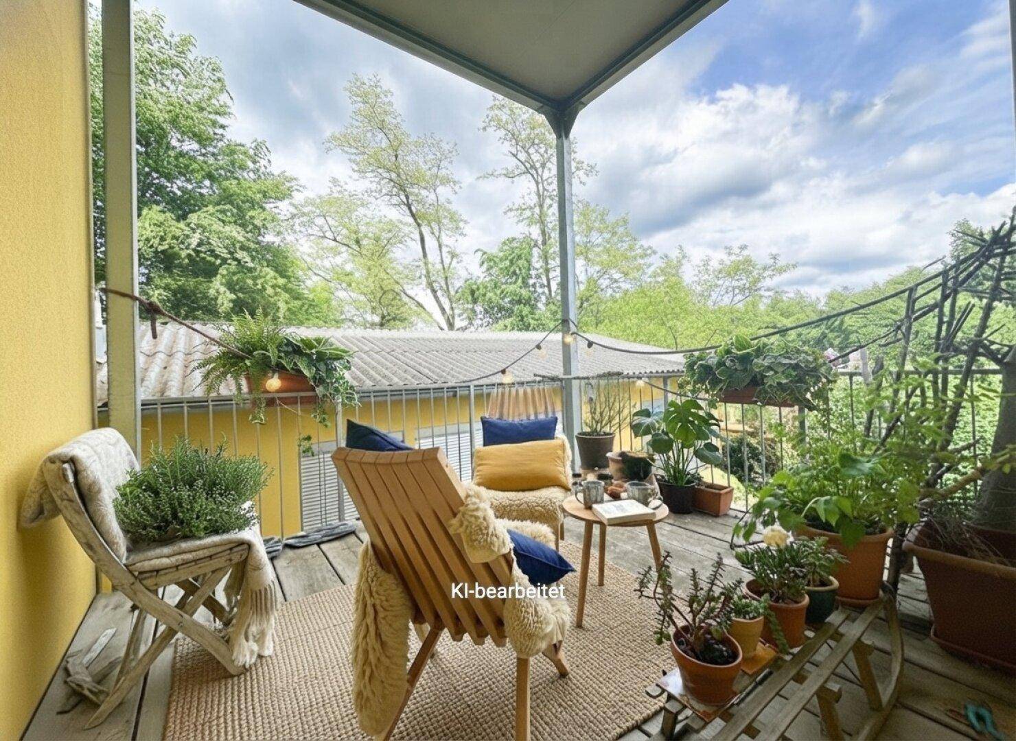 Gemütlicher Balkon mit Pflanzen und Sitzgelegenheiten, perfekt zum Entspannen im Freien.