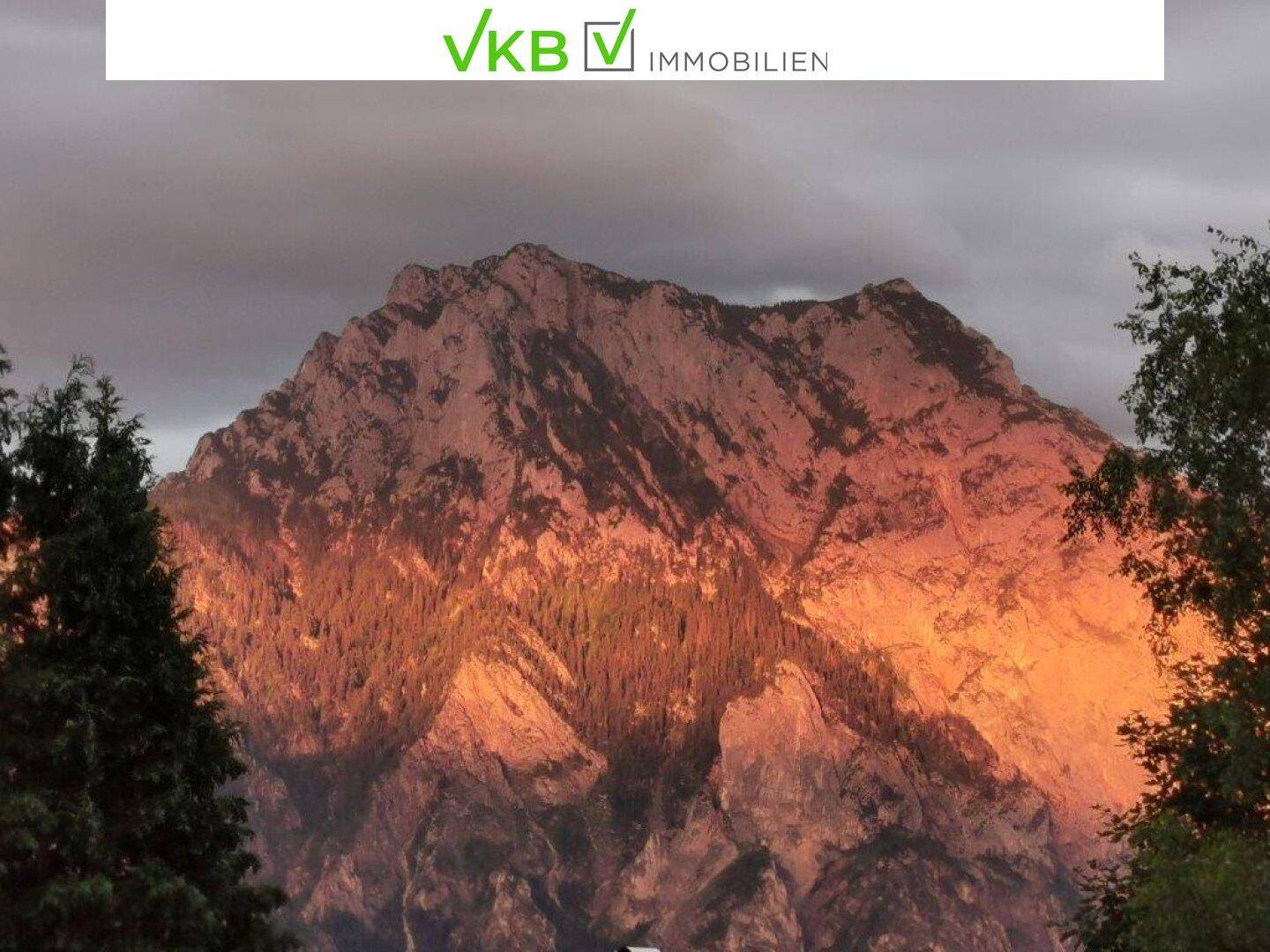 Spektakulärer Bergblick bei Sonnenuntergang mit dramatischem Licht auf die Felsformationen.
