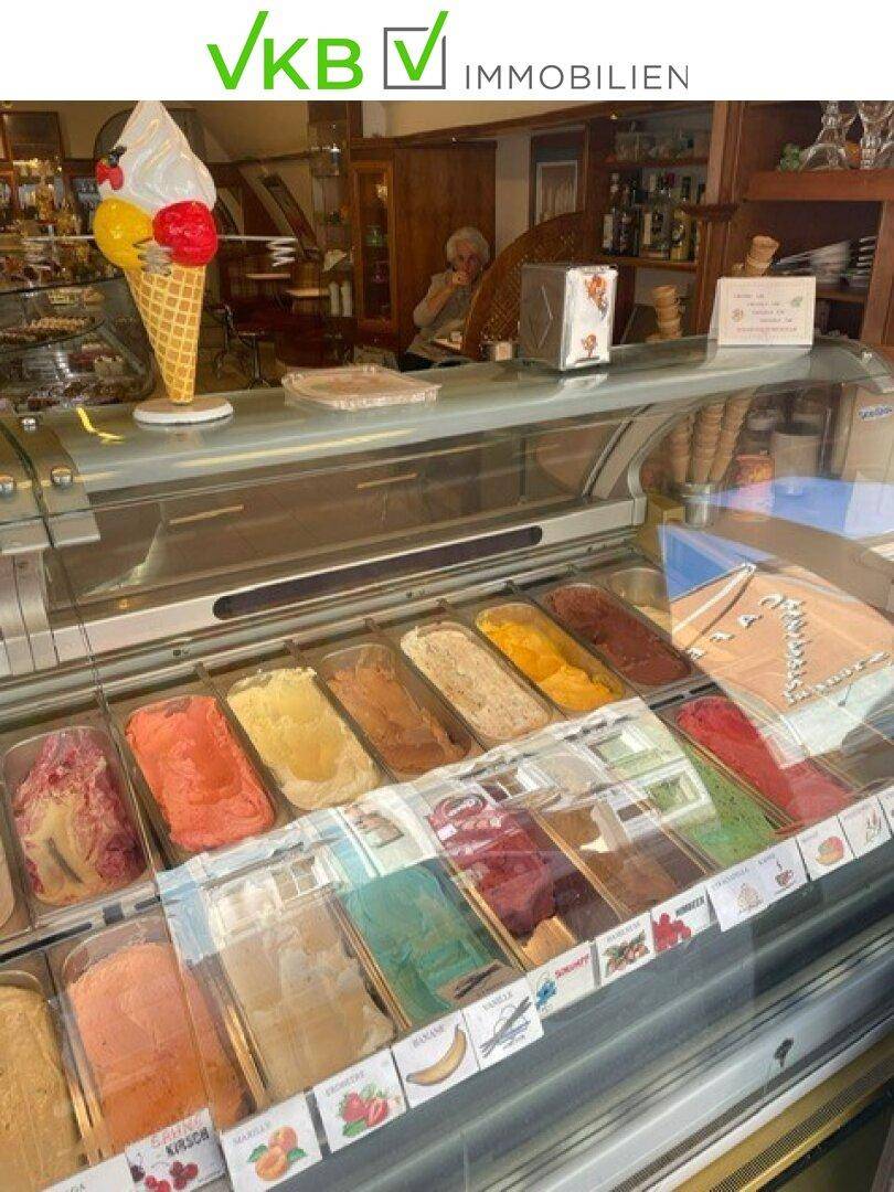 Eistheke mit vielen verschiedenen Eissorten, bereit zum Verkauf an Kunden in einem Eiscafé.