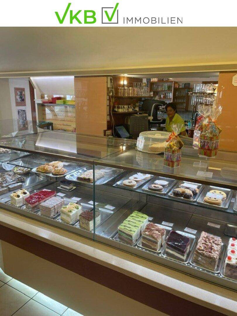 Nahaufnahme der Verkaufstheke mit einer vielfältigen Auswahl an Kuchen und Torten in einem Eiscafé.