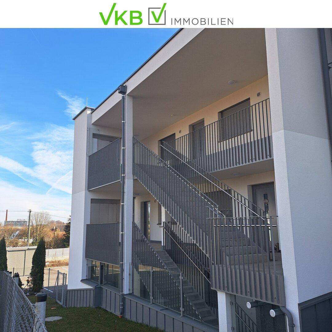 Detailansicht der modernen Außenfassade mit den Zugängen zu den Wohnungen über eine Außentreppe.