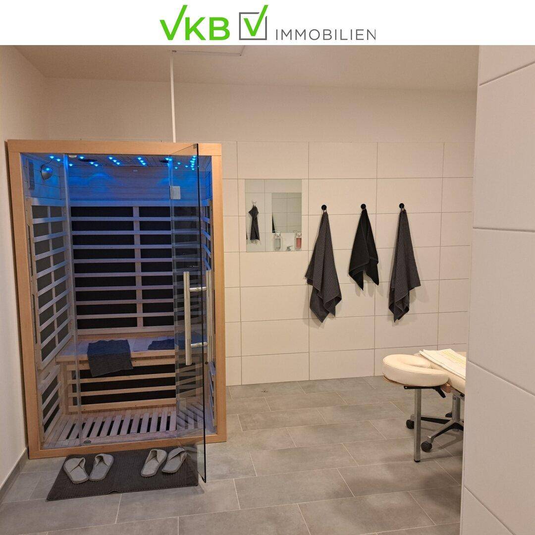 Moderner Wellnessbereich mit Infrarotsauna und Fliesenboden, ideal zur Entspannung.