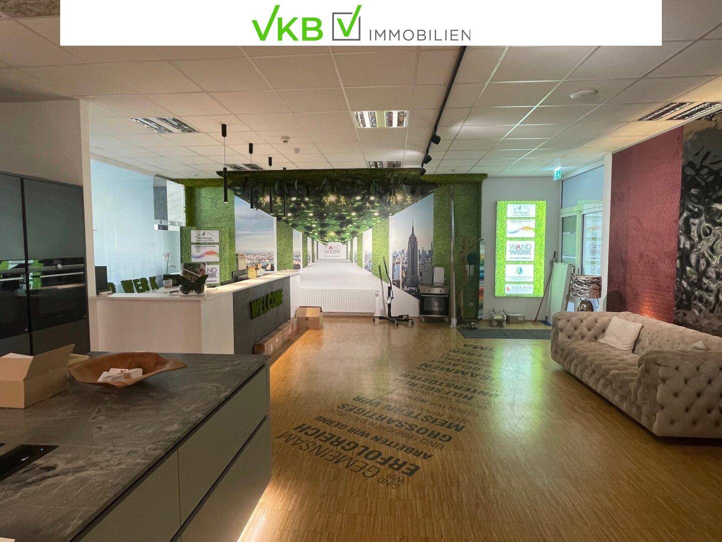 Geräumiger Empfangsbereich mit bequemer Couch, moderner Einrichtung und kreativer Wandgestaltung.