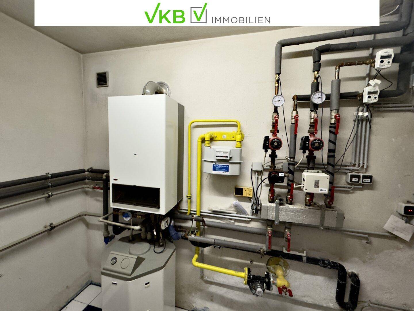 Heizungsraum mit moderner Heizungsanlage und sichtbaren Rohren.