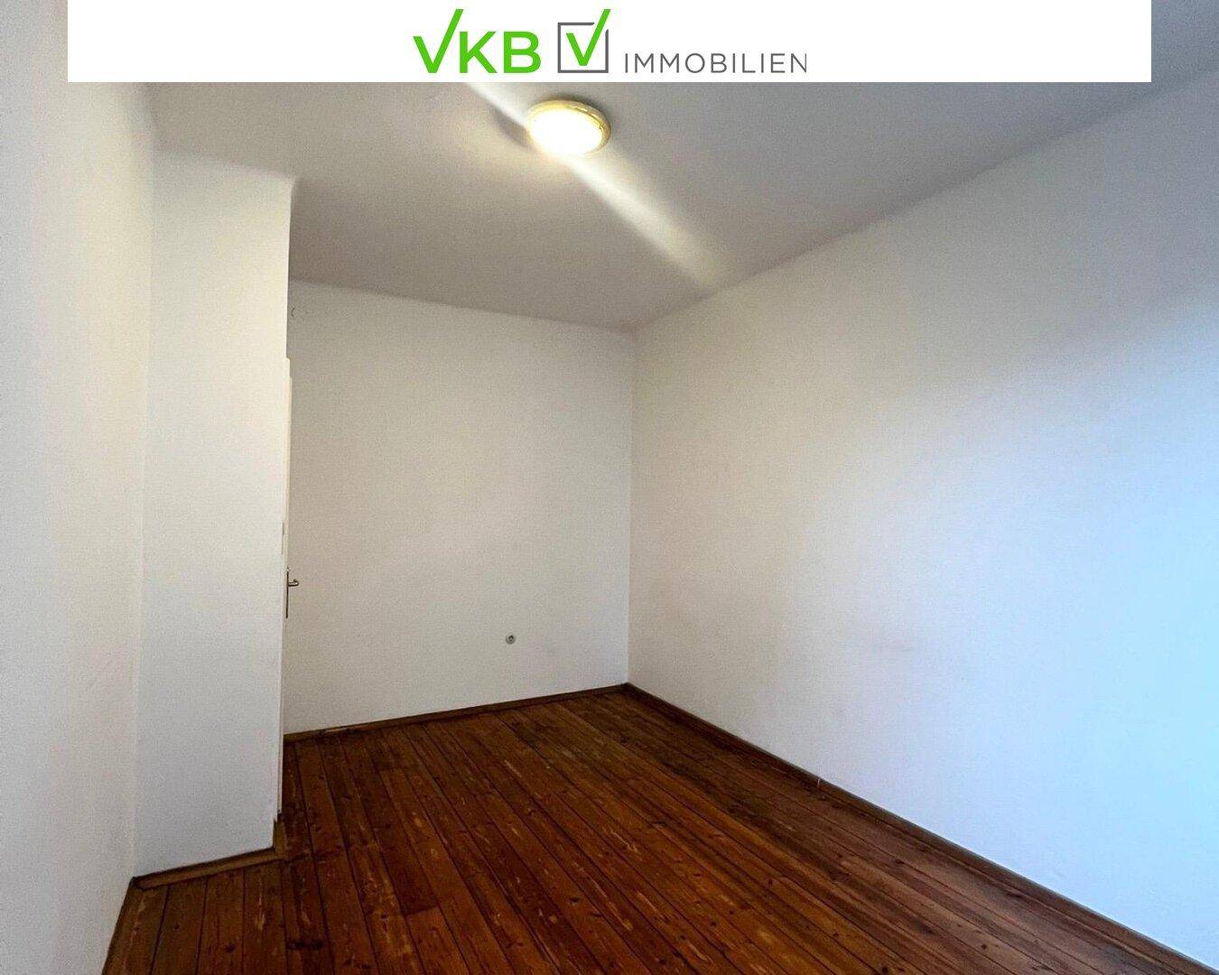Leeres Zimmer mit warmem Dielenboden und hellen Wänden, bietet viel Gestaltungspotenzial.