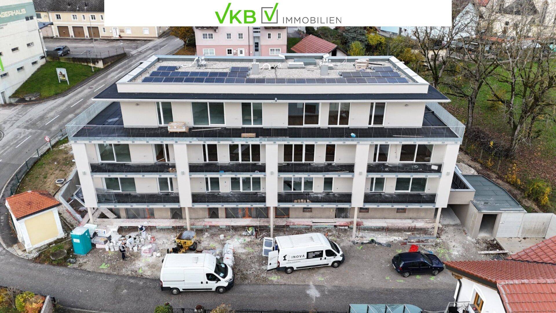 Luftaufnahme des im Bau befindlichen Gebäudes mit installierter Photovoltaikanlage auf dem Dach.