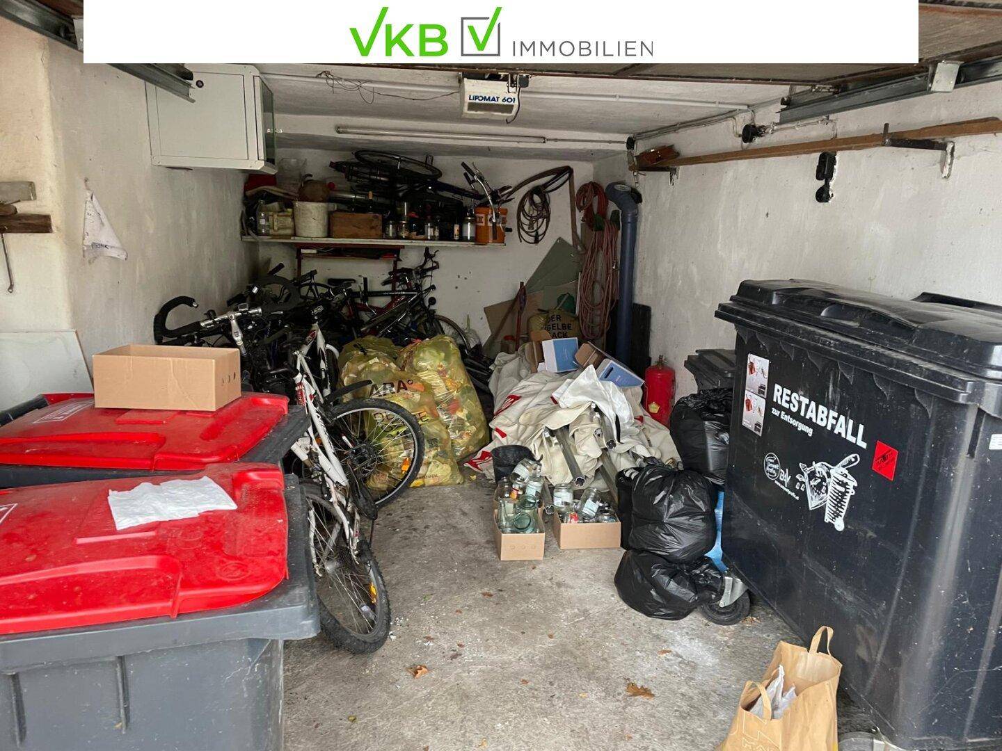 Geräumiger Abstellraum im Keller mit Fahrrädern, Mülltonnen und verschiedenen Lagergegenständen, unaufgeräumt.