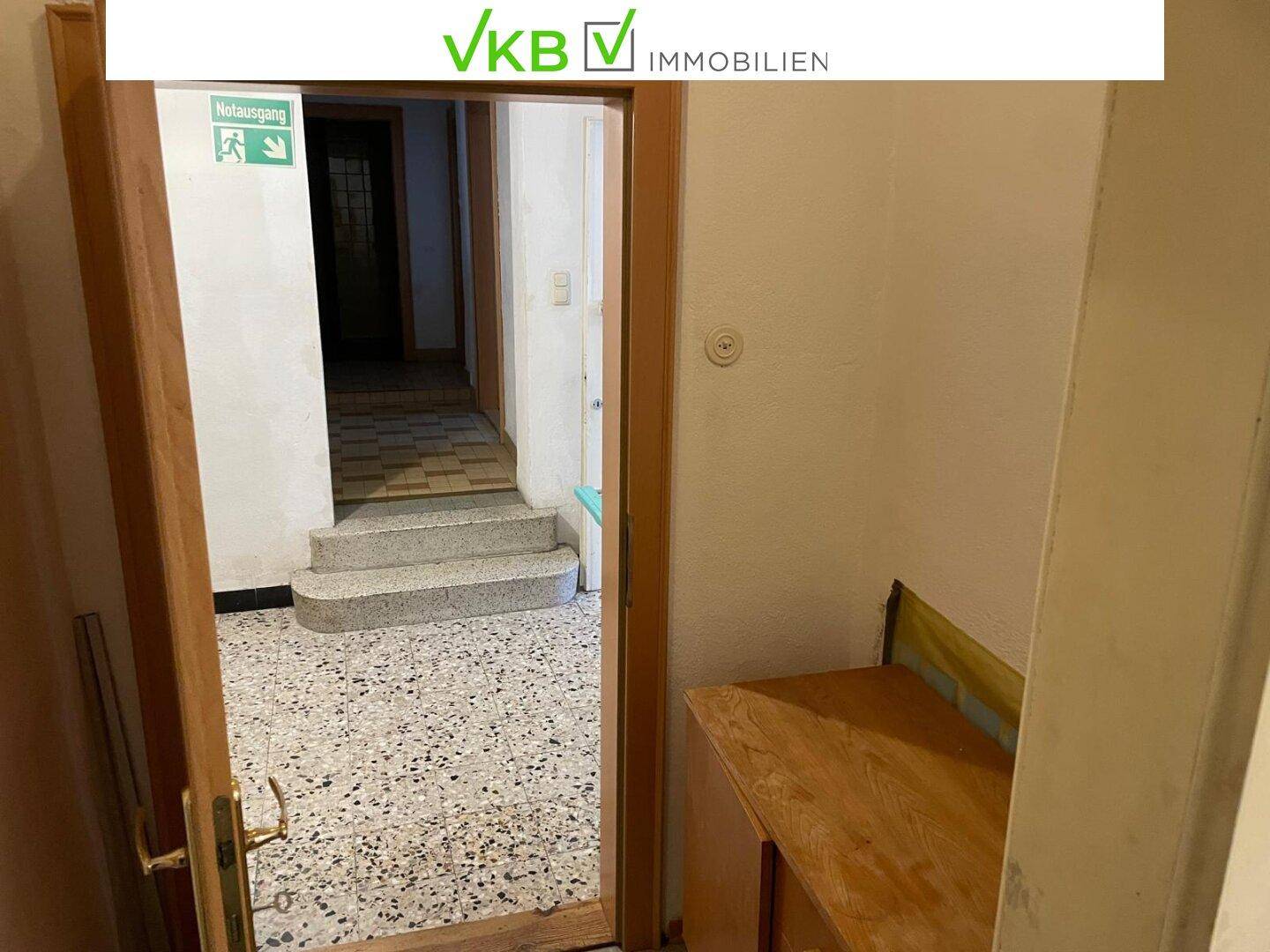 Flur mit Terrazzoboden und Treppenaufgang, der zu einer weiteren Etage des Hauses führt.