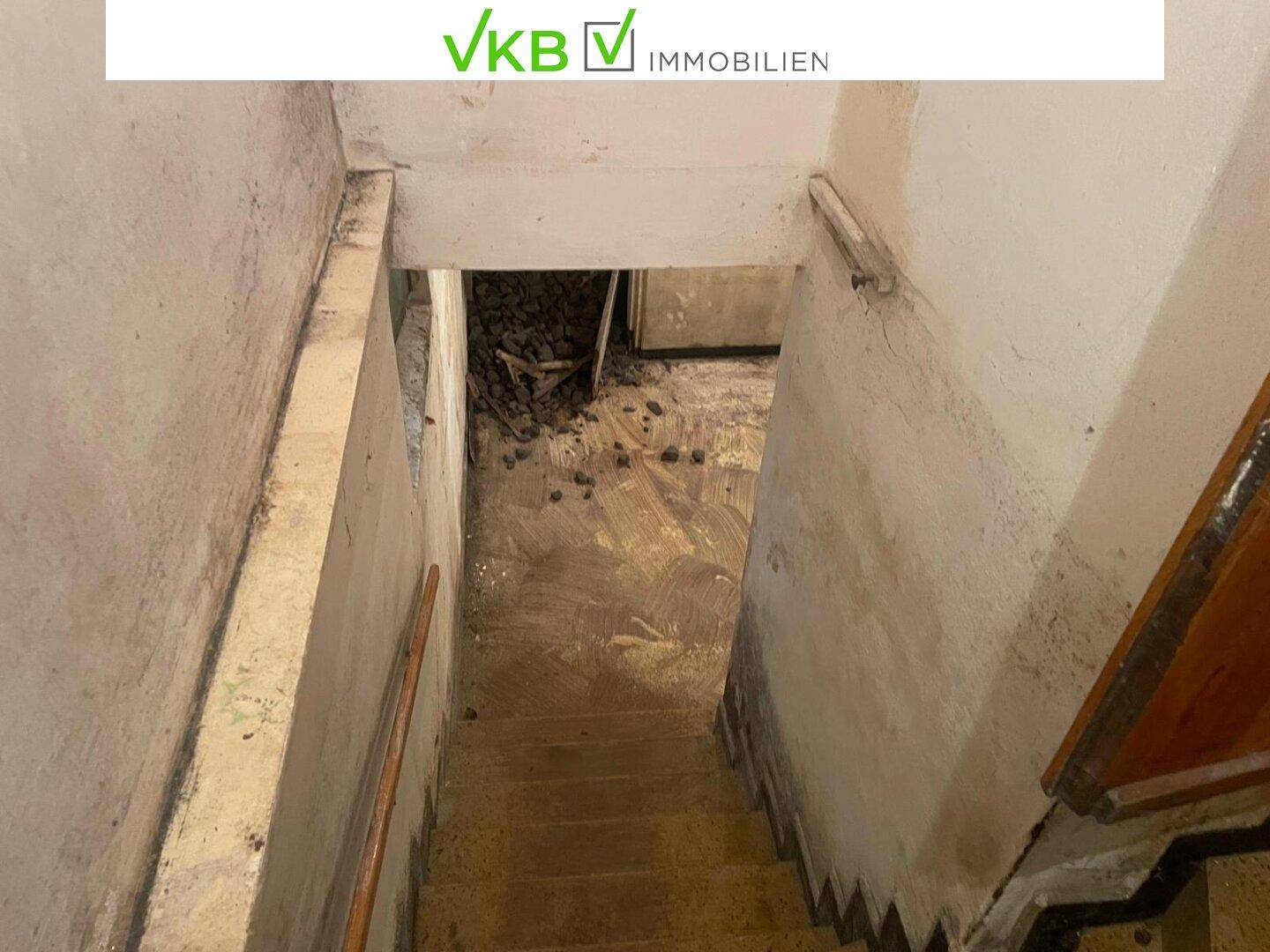 Treppe führt in den Kellerbereich, der noch ausgebaut werden kann.